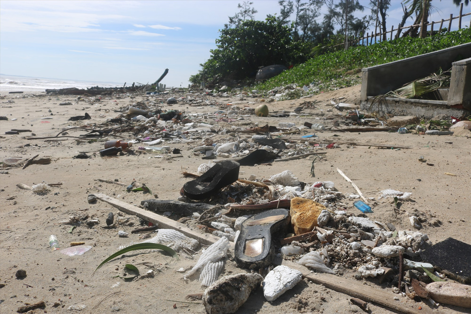 Rác thải sinh hoạt của người dân vứt bừa bãi ra bờ biển. Ảnh: TN
