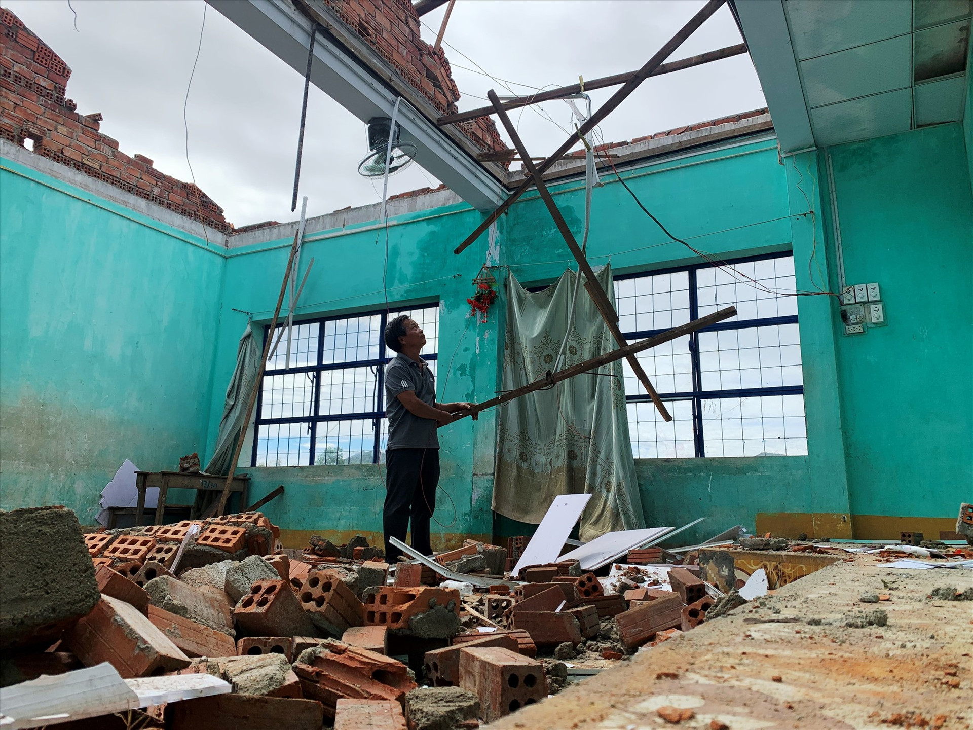 Trường THCS Nguyễn Thành Hãn (xã Duy Sơn) ngổn ngang sau bão. Ảnh: T.N