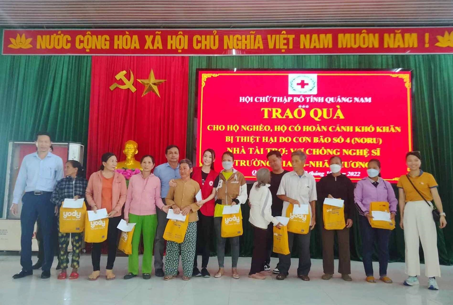 Lãnh đạo huyện Thăng Bình, xã Bình Chánh và các nghệ sĩ trao quà cho các hộ dân