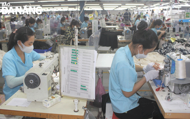 Thành phố tiếp tục thực hiện các giải pháp hỗ trợ doanh nghiệp trong thời gian tới.  Trong ảnh: Công nhân sản xuất tại Công ty TNHH Pi Vina Đà Nẵng (quận Liên Chiểu). Ảnh: M.Q