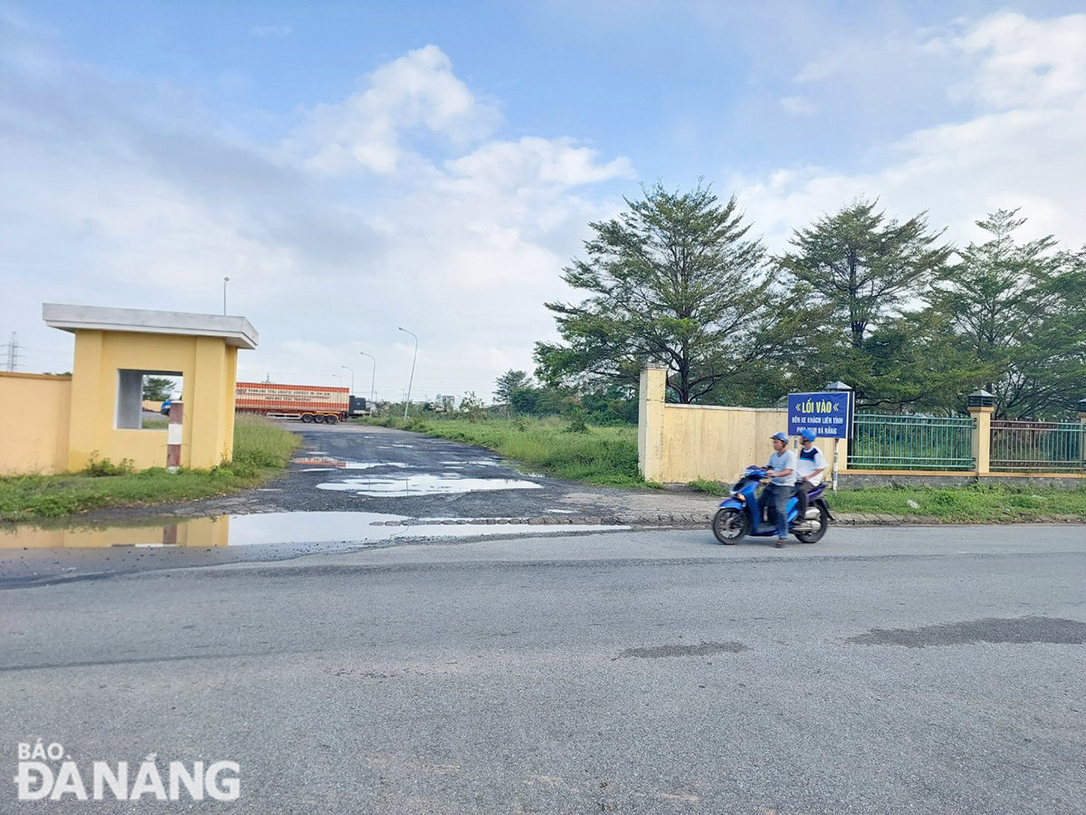 Cổng vào bến xe nhiều ổ gà, voi. Ảnh: THÀNH LÂN
