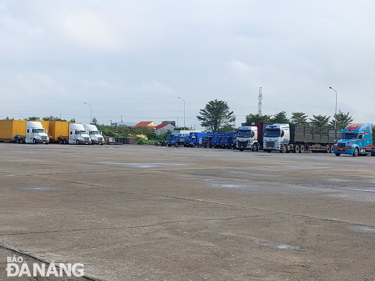 Hiện bến xe chỉ có xe tải đậu, đỗ. Ảnh: THÀNH LÂN