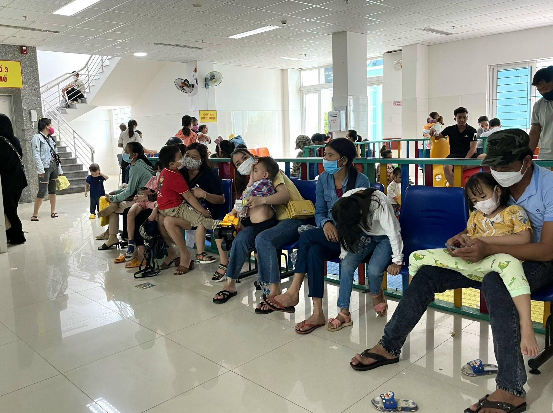 Trẻ đến khám tại Bệnh viện Phụ sản - Nhi Quảng Nam (TP.Tam Kỳ) tăng cao do các bệnh lý theo mùa. Ảnh: X.H