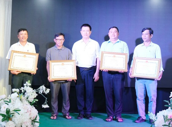 Ông Nguyễn Hữu Khánh – Giám đốc Công ty trao Bằng khen của UBND tỉnh Quảng Nam cho các đội xung kích của các PC Quảng Bình, Đăk Lăk, Gia Lai, Đăk Nông