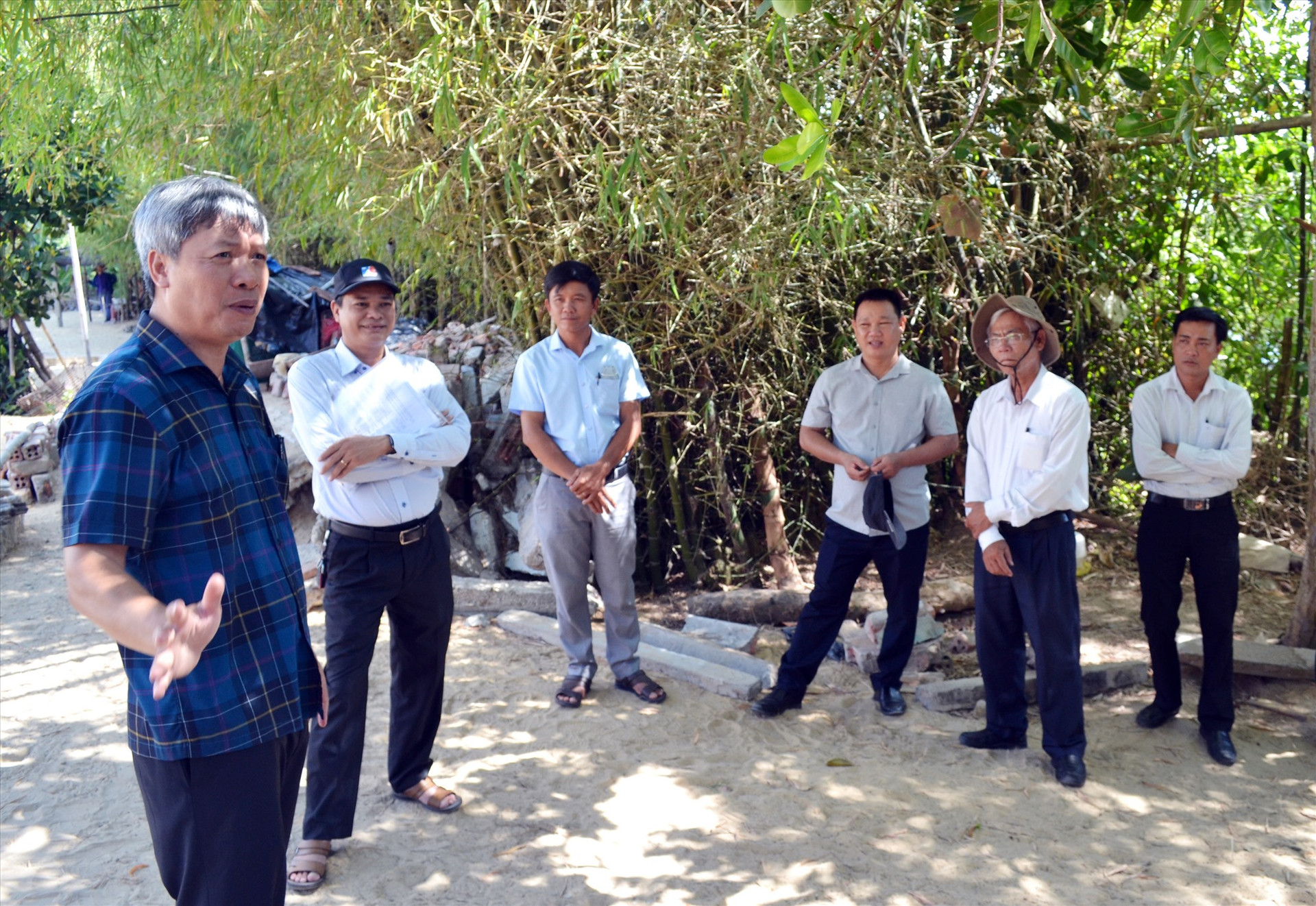 Phó Chủ tịch UBND tỉnh Hồ Quang Bửu đi thực địa và trao đổi với lãnh đạo huyện Thăng Bình về triển khai hỗ trợ xây phòng, chòi trú bão lụt cho người dân. Ảnh: VIỆT NGUYỄN