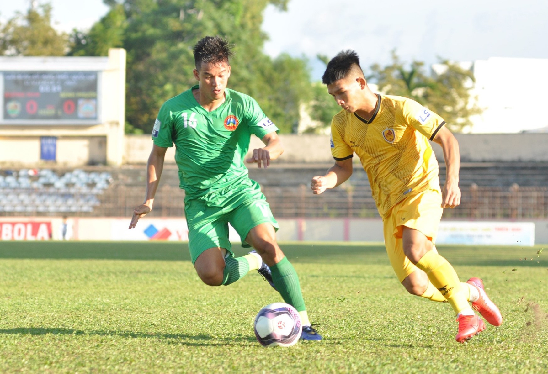 Cầu thủ trẻ Văn Trạng (áo vàng) có trận đấu tỏa sáng, góp phần giúp Quảng Nam giành chiến thắng trước Phù Đổng. Ảnh: T.V
