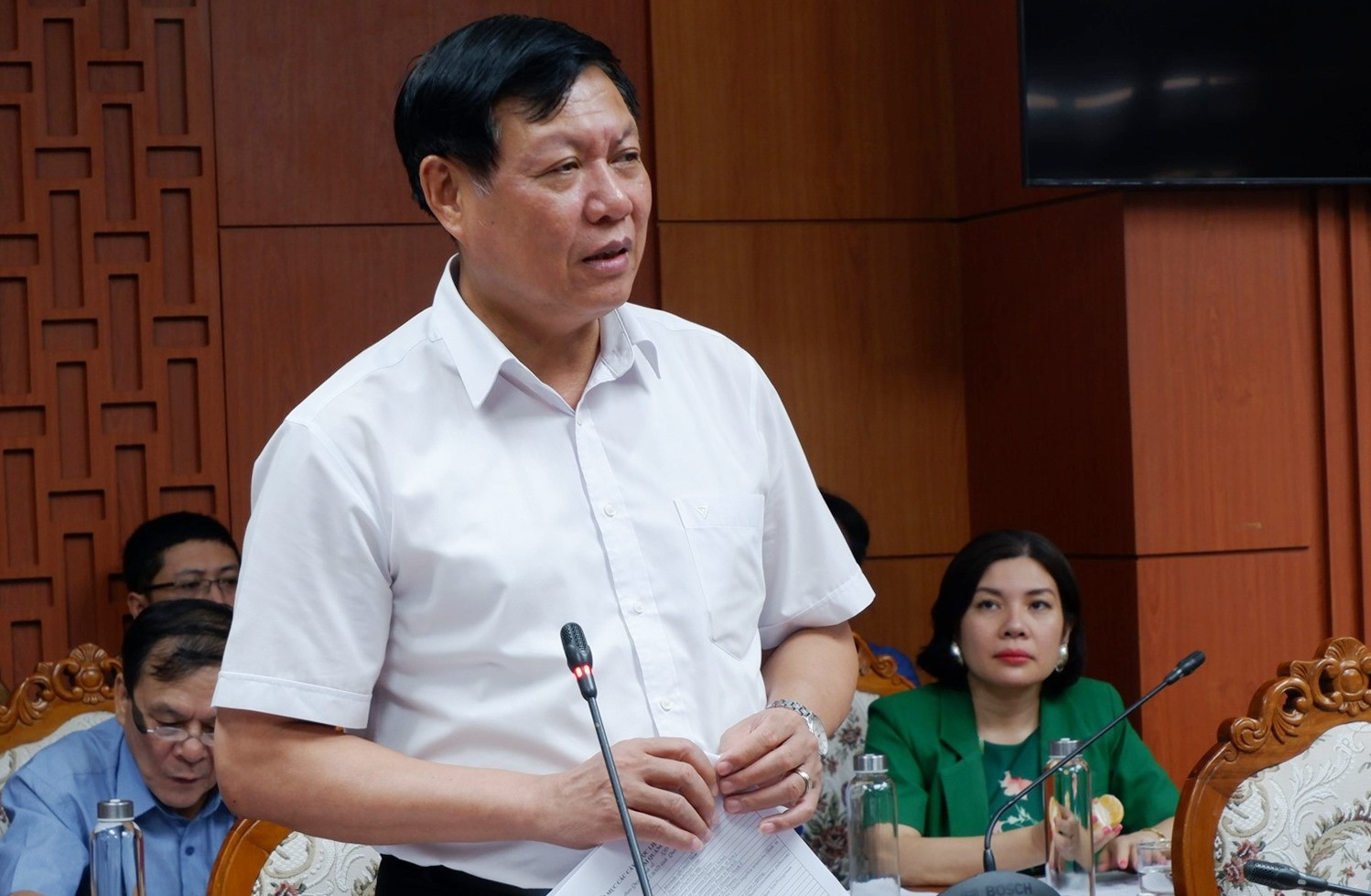 Thứ trưởng Bộ Y tế Đỗ Xuân Tuyên yêu cầu cần đẩy nhanh tiến độ xây dựng đề án hình thành Trung tâm Công nghiệp dược liệu tại Quảng Nam. Ảnh: X.H