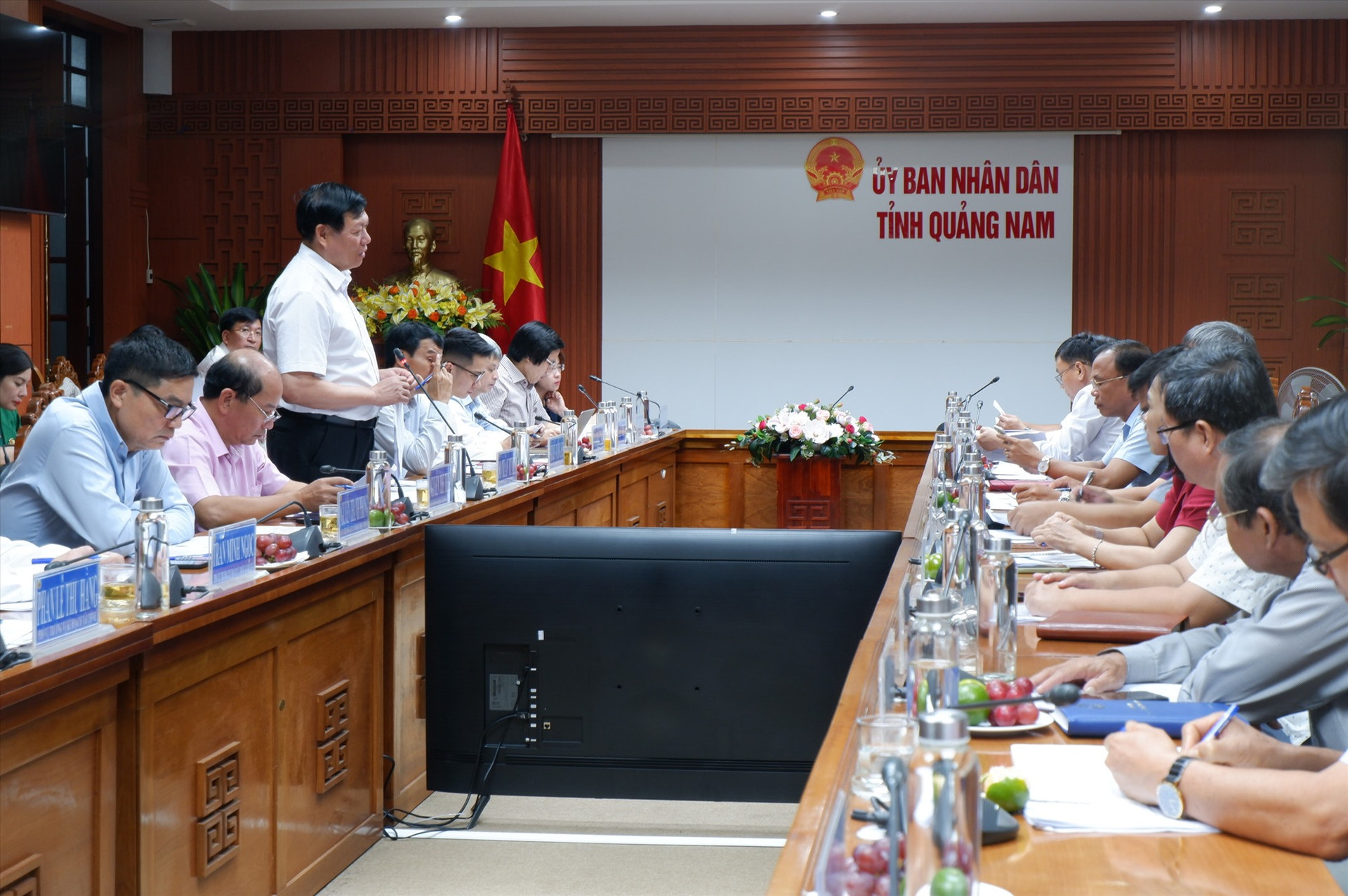 Đoàn công tác Bộ Y tế do Thứ trưởng Đỗ Xuân Tuyên làm Trưởng đoàn làm việc cùng UBND tỉnh Quảng Nam. Ảnh: X.H