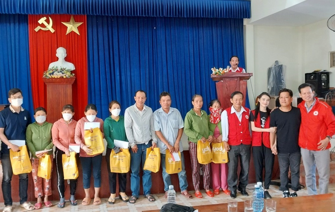 vợ chồng nghệ sĩ Trường Giang trao quà hộ nghèo, hộ có hoàn cảnh khó khăn tại huyện Phú Ninh