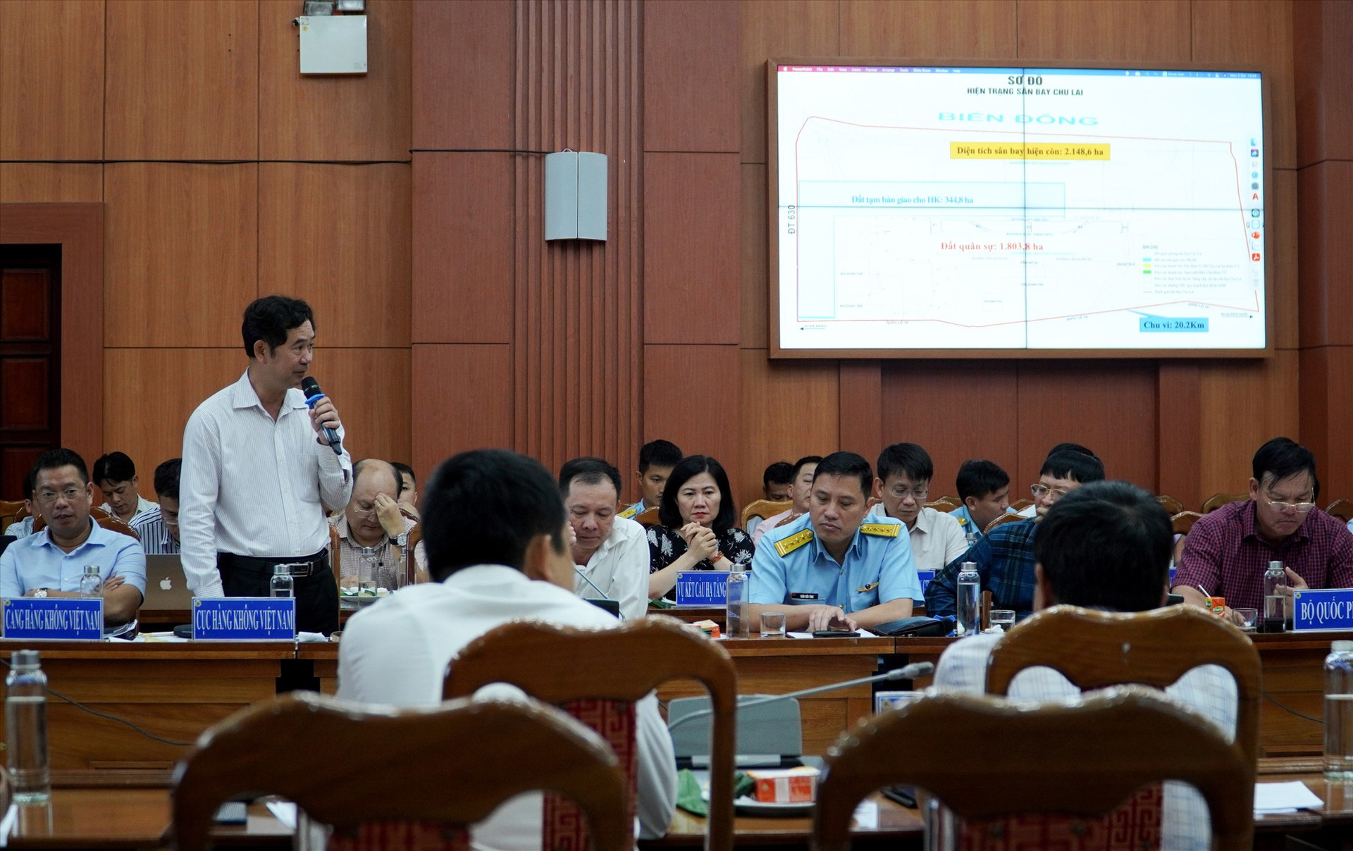 Đại diện cảng hàng không Việt Nam phát biểu ý kiến về phương án quy hoạch Cảng hàng không Chu Lai. Ảnh: H.Q