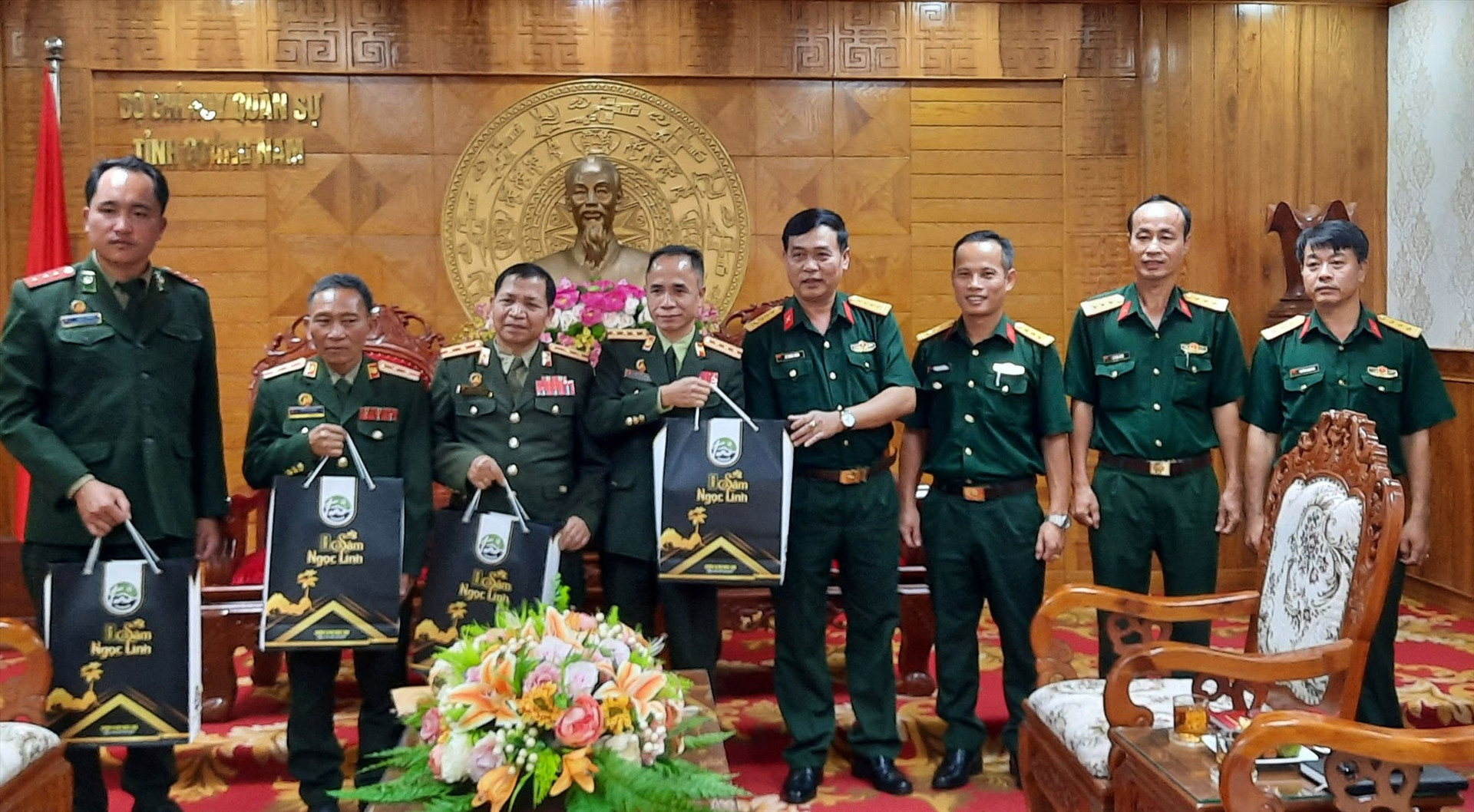 Bộ CHQS tỉnh Quảng Nam tặng quà lưu niệm cho Bộ CHQS tỉnh Sê Kông (Lào).