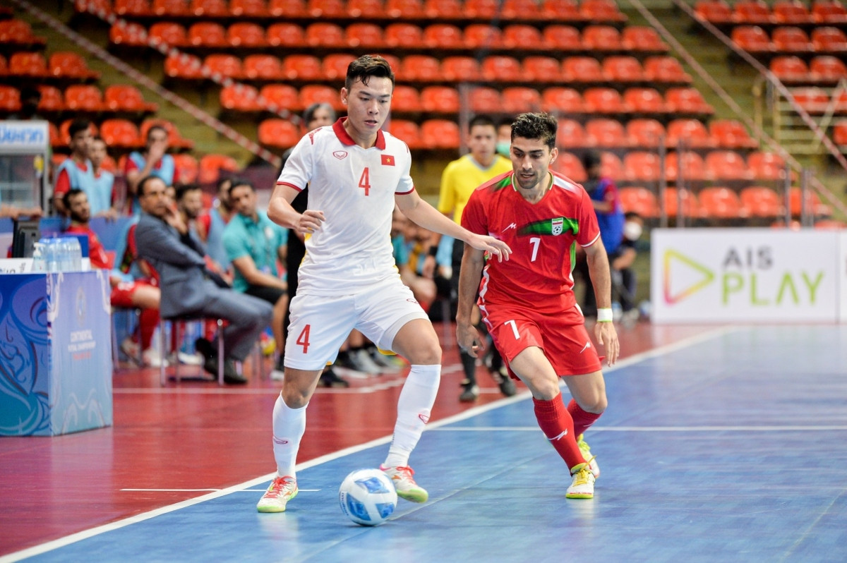 Đội tuyển futsal Việt Nam (bên trái) được dự báo gặp nhiều khó khăn trước Iran. Ảnh: FAT