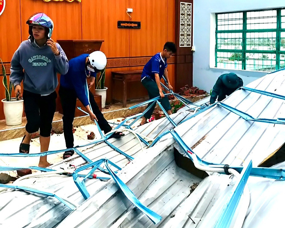 Tuổi trẻ xã Duy Vinh hỗ trợ Trường THCS Nguyễn Bỉnh Khiêm khắc phục hậu quả bão số 4. Ảnh: T.L