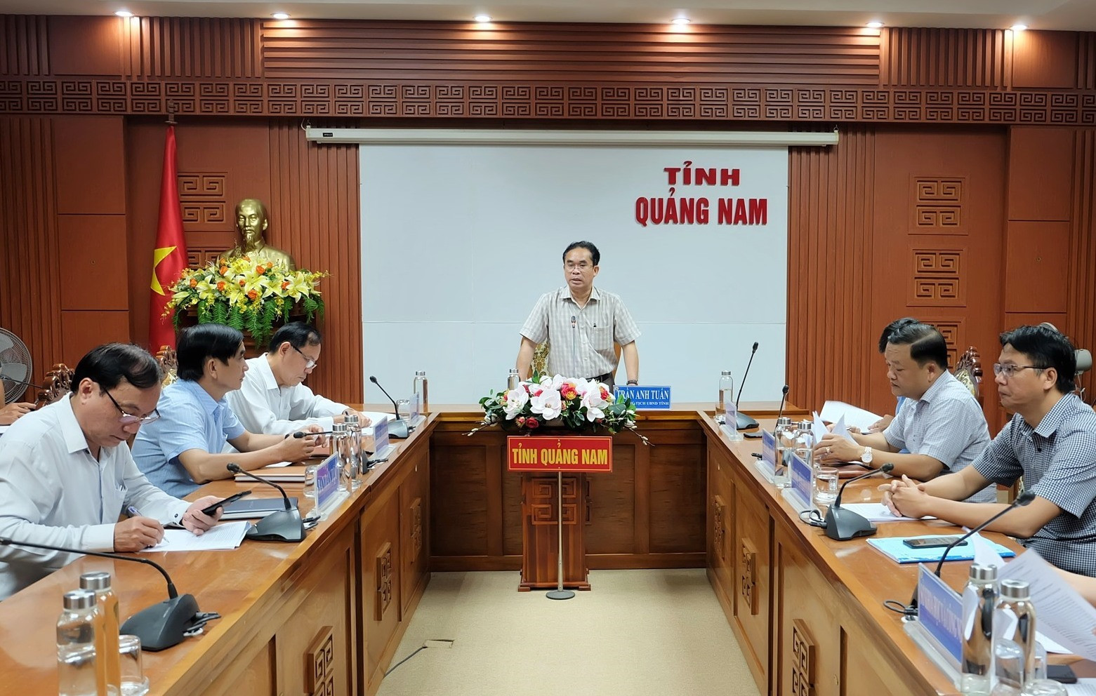 Phó Chủ tịch UBND tỉnh Trần Anh Tuấn chủ trì buổi làm việc. Ảnh: S.L
