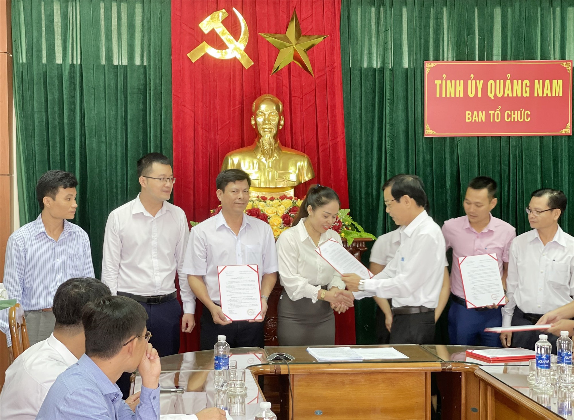 Trưởng ban Tổ chức Tỉnh ủy Nguyễn Chín trao quyết định chuyển đổi vị trí công tác của cán bộ, công chức trong nội bộ cơ quan Ban Tổ chức Tỉnh ủy. N.Đ