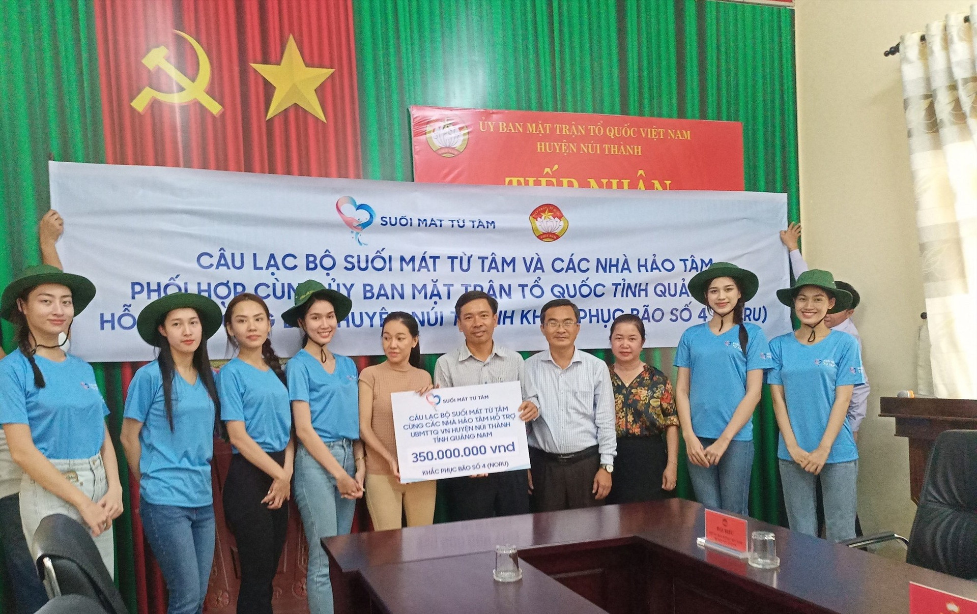 Câu lạc bộ Suối Mát Từ Tâm còn trao cho Ủy ban MTTQ Việt Nam huyện Núi Thành 350 triệu đồng tiền mặt và nhiều nhu yếu phẩm