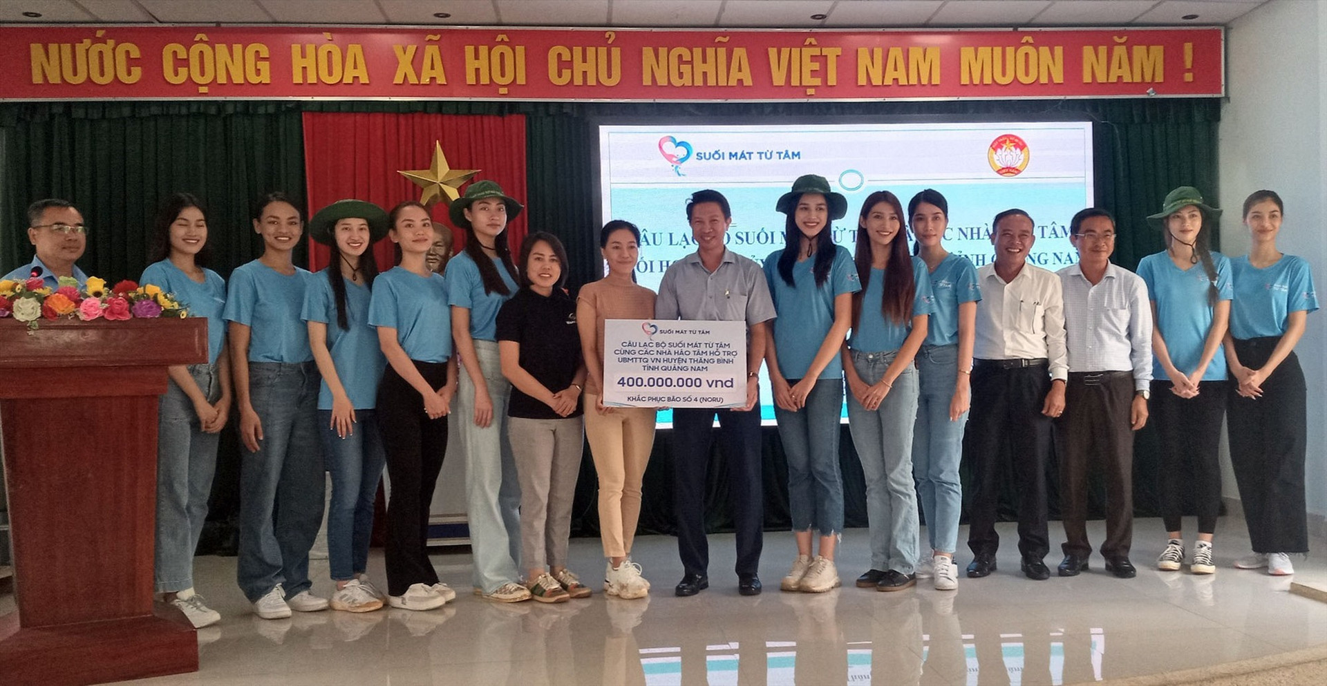Câu lạc bộ Suối Mát Từ Tâm (TP.Hồ Chí Minh) trao tặng cho huyện Thăng Bình 400 triệu đồng hỗ trợ nhân dân khắc phục hậu quả sau bão số 4. Ảnh: MINH TÂN - HỒNG NĂM