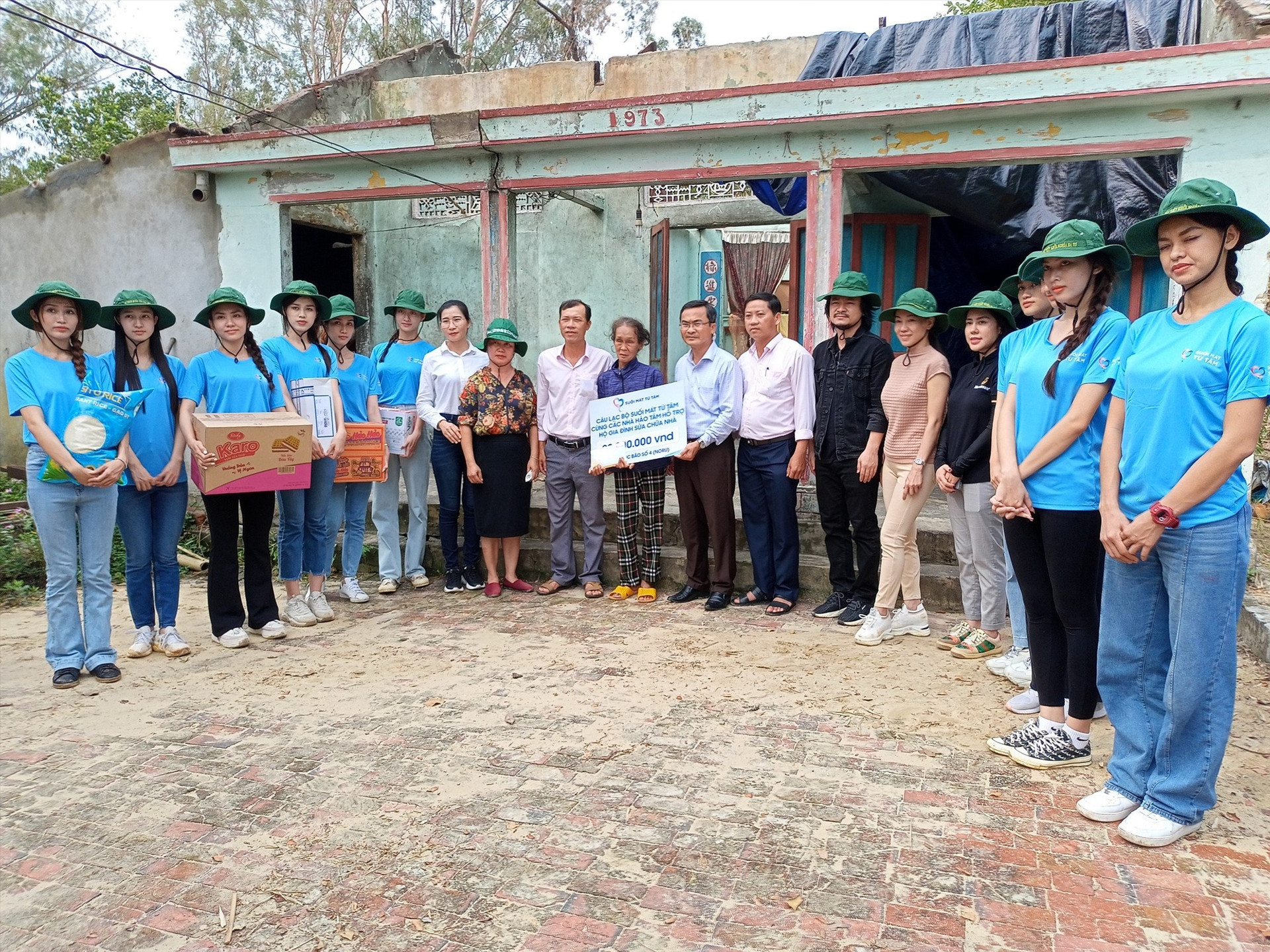 Đoàn hỗ trợ 50 triệu đồng cho bà Nguyễn Thị Tâm (65 tuổi, trú  thôn Long Thành, xã Tam Tiến)