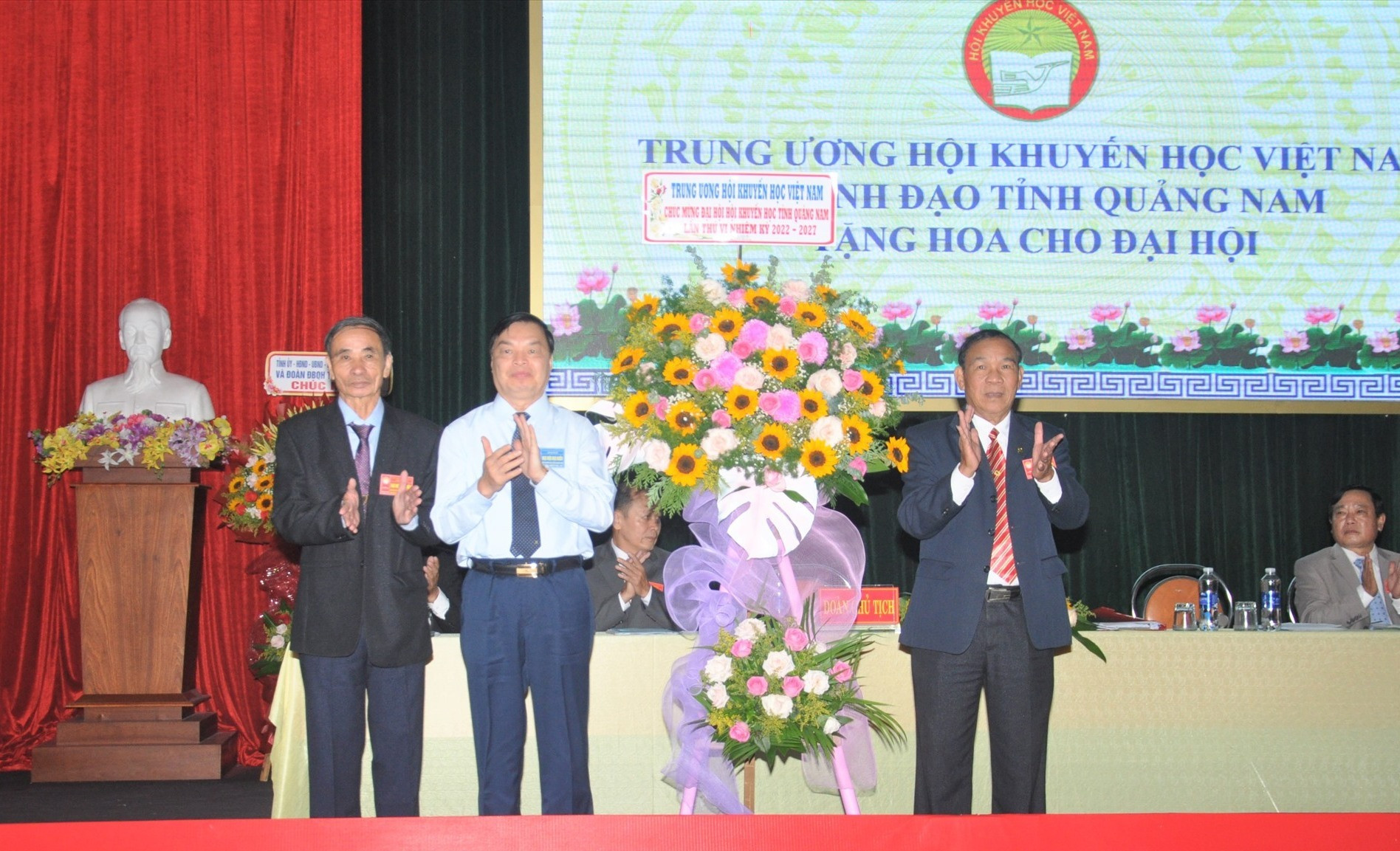 Lãnh đạo Hội KH Việt Nam tặng lẵng hoa chào mừng đại hội. Ảnh: X.P
