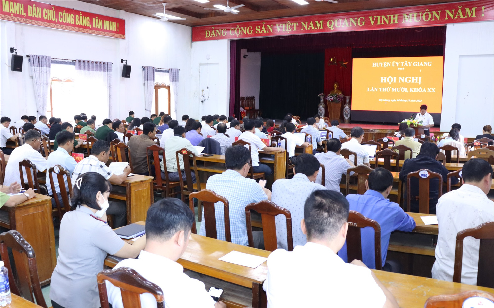 Huyện ủy Tây Giang tổ chức hội nghị lần thứ mười, khóa XX, nhiệm kỳ 2020-2025. Ảnh H.Thúy