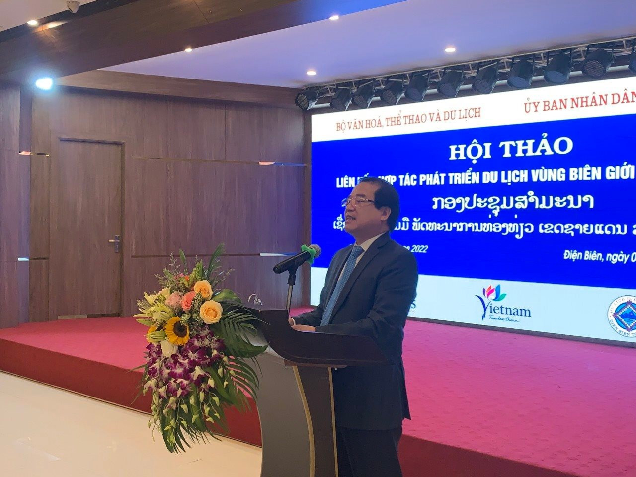 Deputy Director General of the Vietnam National Administration of Tourism Ha Van Sieu at the conference
