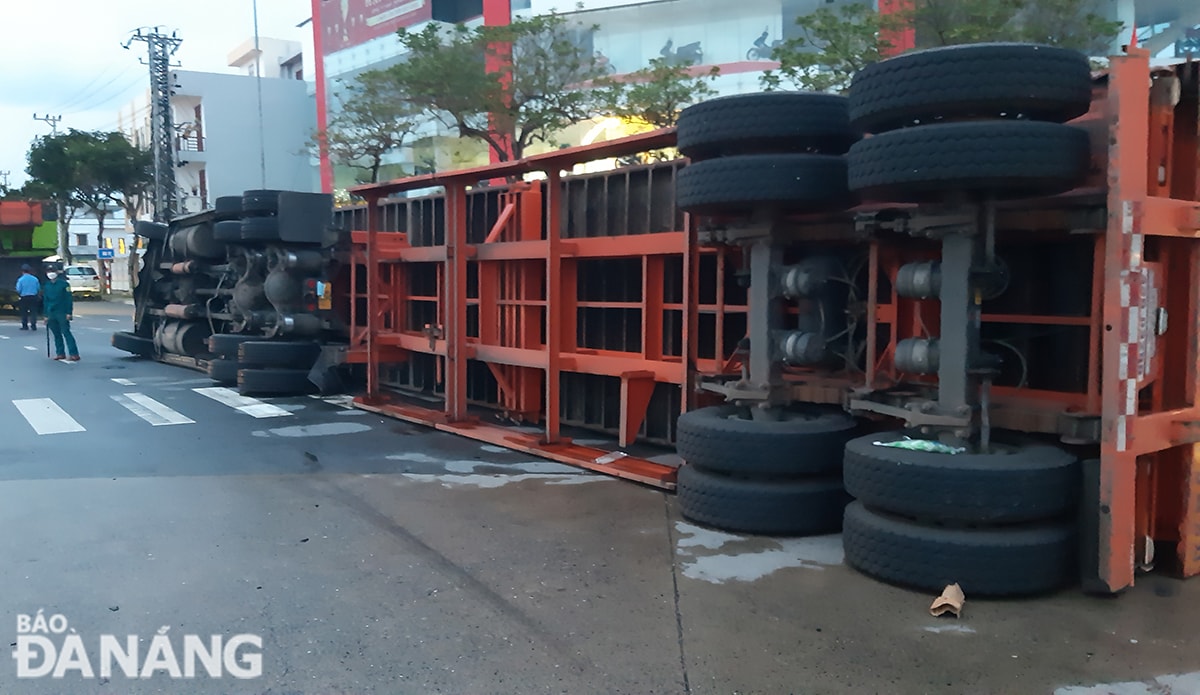 Xe container lật nghiêng trước Cửa hàng xe máy Tiến Thu. Ảnh: THÀNH LÂN