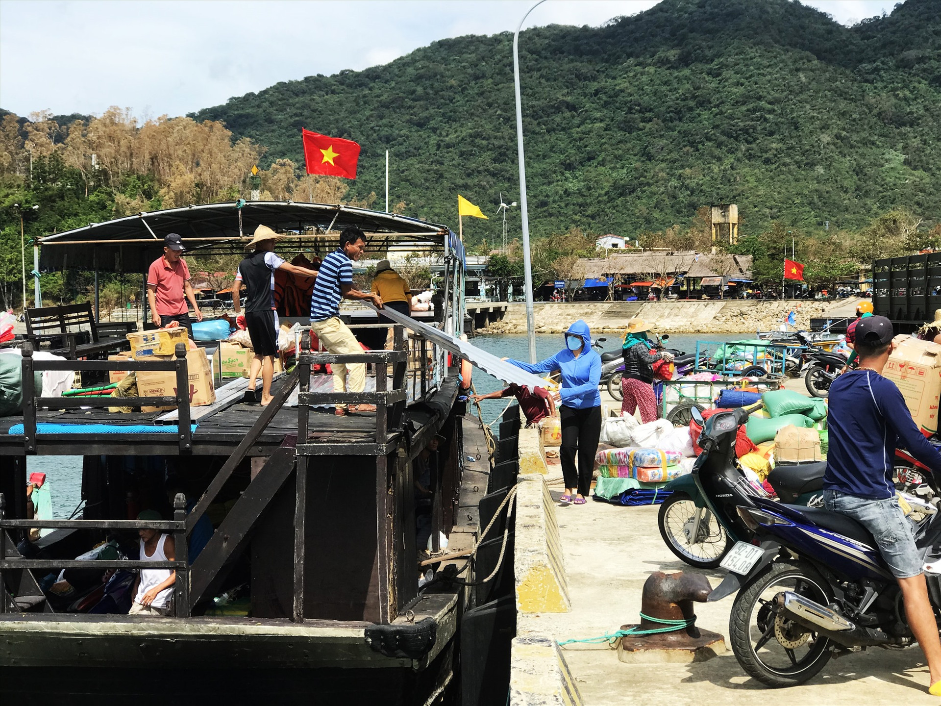 Người dân Cù Lao Chàm giúp nhau giải phóng hàng trên tàu.