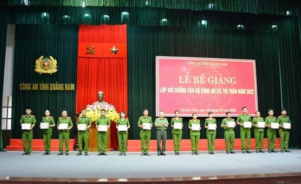 Thiếu tướng Nguyễn Đức Dũng, Giám đốc Công an tỉnh trao chứng nhận cho các học viên tại lớp bồi dưỡng