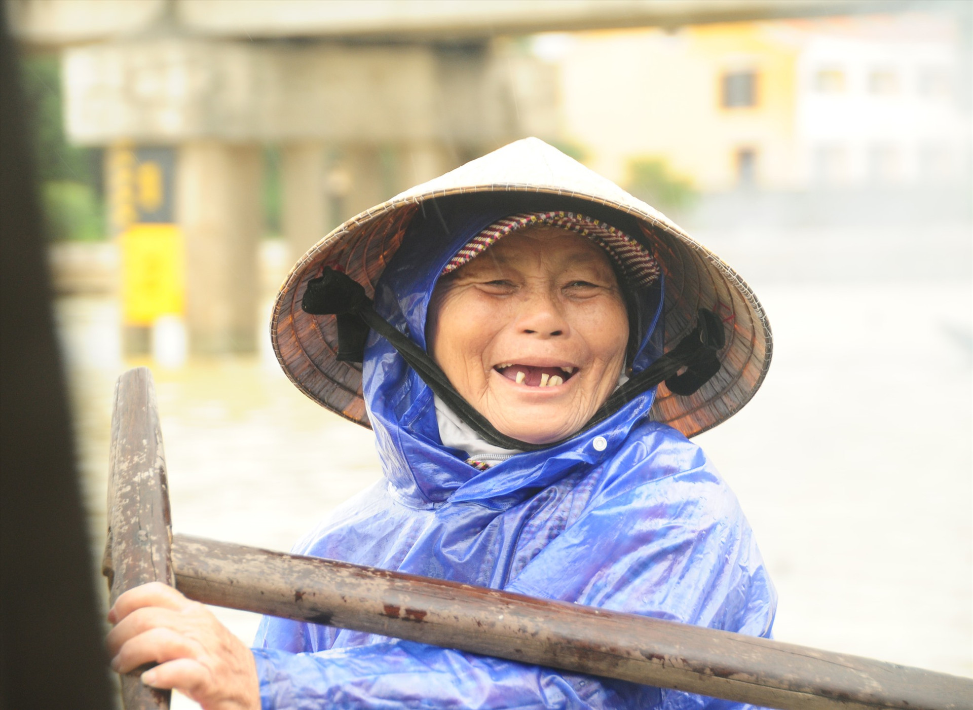 Không biết đi xe máy lẫn cả xe đạp, để đến chợ mỗi ngày hàng chục năm nay bà Lê Thị Sữa (Duy Xuyên) phải di chuyển bằng đò qua sông Thu Bồn.