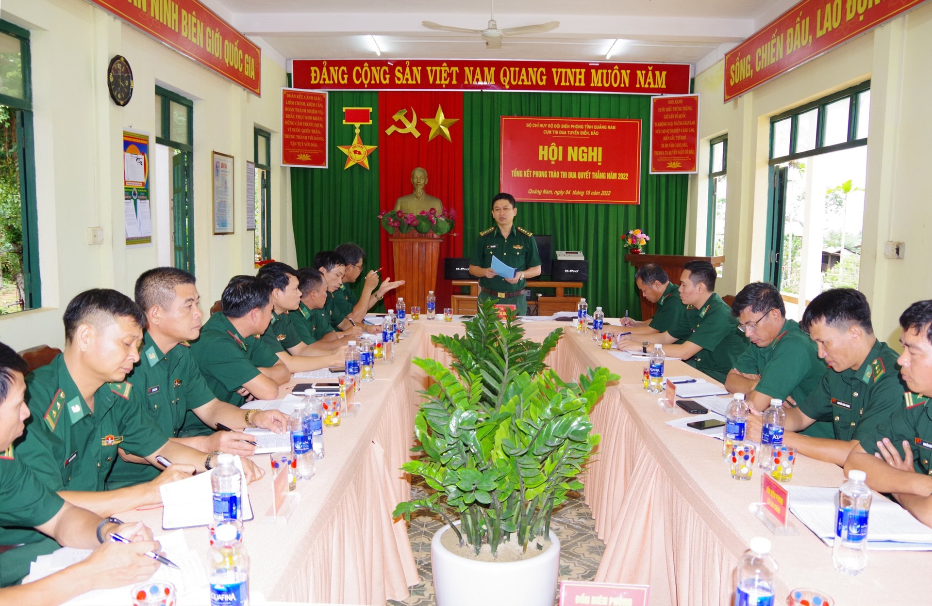 Đại tá Trần Tiến Hiền - Phó Chỉ huy trưởng Bộ đội Biên phòng tỉnh phát biểu tại hội nghị.