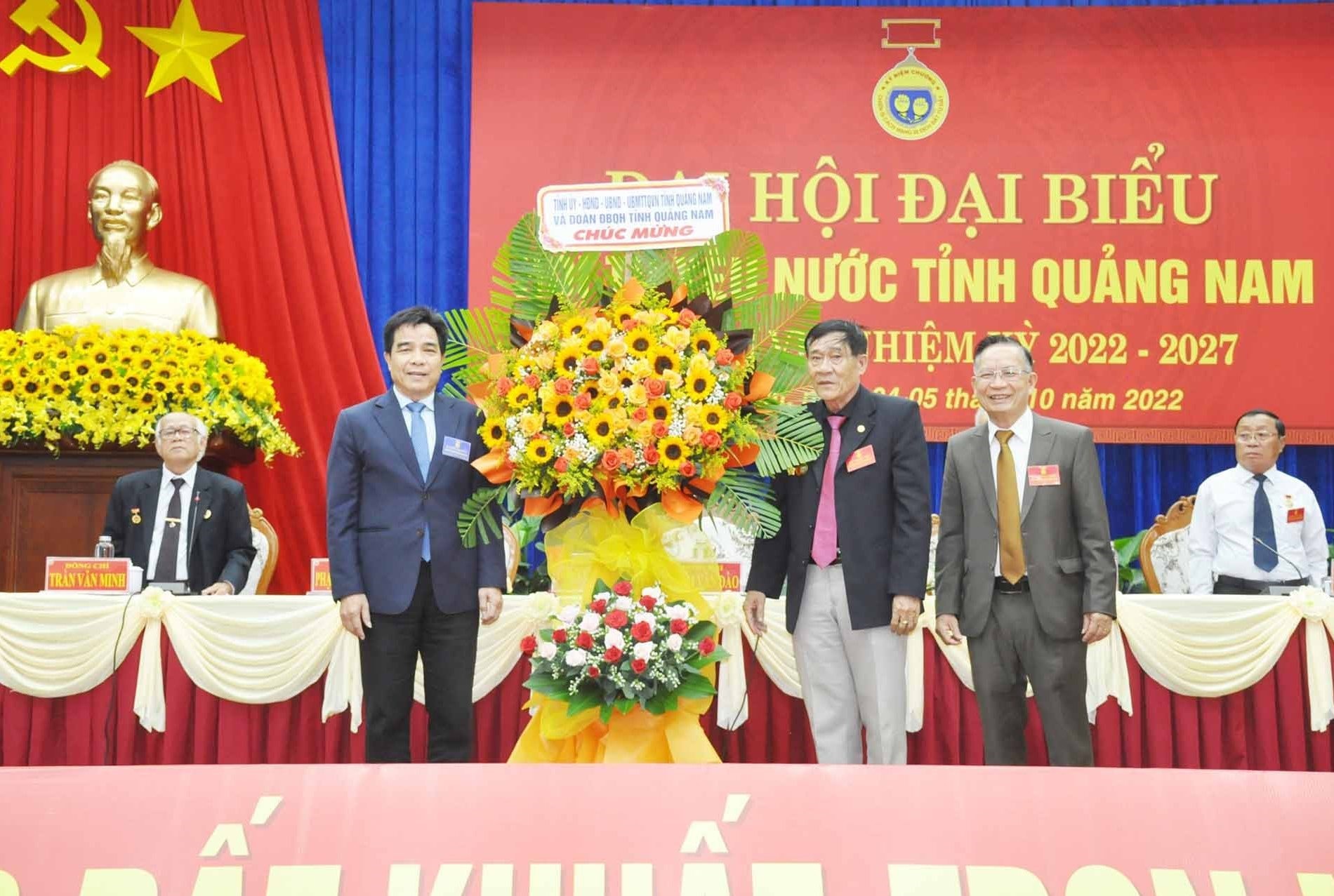 Thay mặt Tỉnh ủy - HĐND - UBND - Ủy ban MTTQ Việt Nam tỉnh, Phó Bí thư Thường trực Tỉnh ủy Lê Văn Dũng tặng hoa chúc mừng Đại hội đại biểu Hội Tù yêu nước tỉnh nhiệm kỳ 2022 - 2027. Ảnh: N.Đ