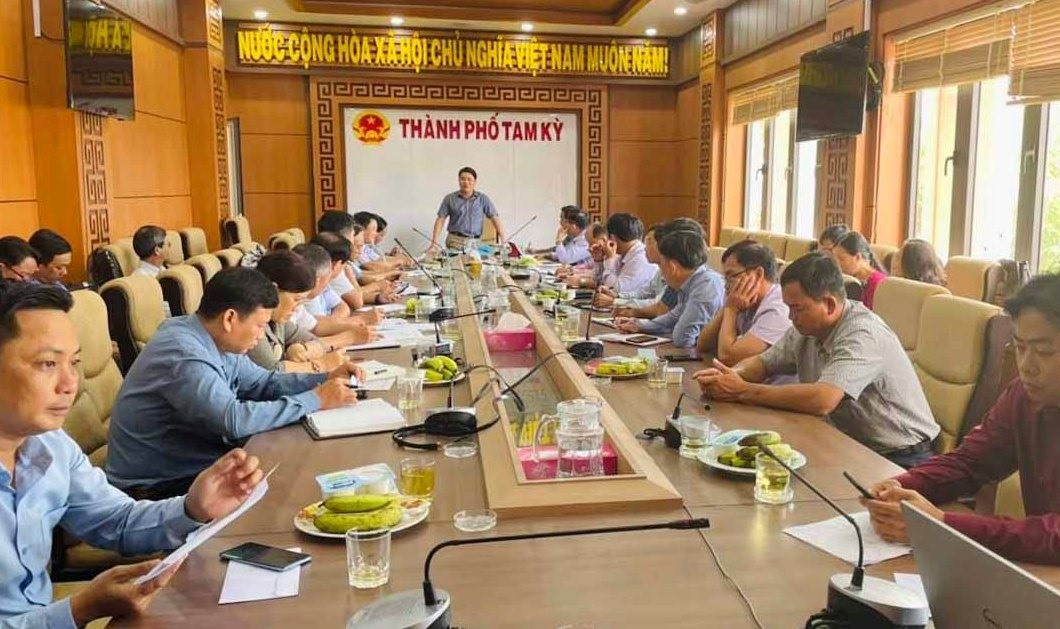 Phó Chủ tịch UBND tỉnh Trần Văn Tân tại cuộc làm việc yêu cầu thời gian tới Tam Kỳ đẩy nhanh tiến độ tiêm vắc xin. Ảnh: X.H