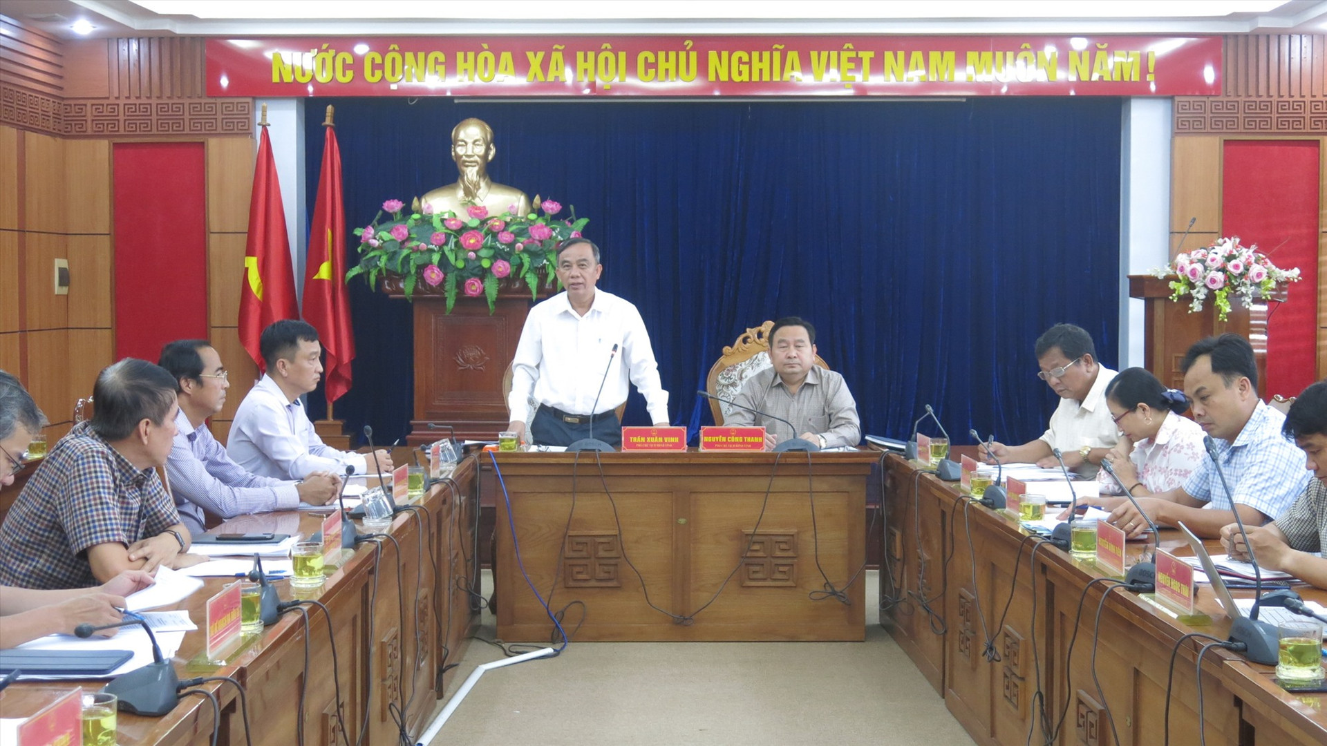 Phó chủ tịch HĐND tỉnh Quảng Nam Trần Xuân Vinh và Nguyễn Công Thanh chủ trì cuộc họp