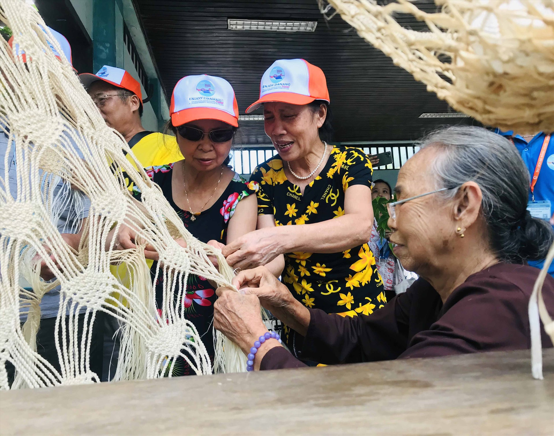 Khách nội địa trải nghiệm đan võng ngô đồng cùng người dân Cù Lao Chàm. Ảnh: Q.T