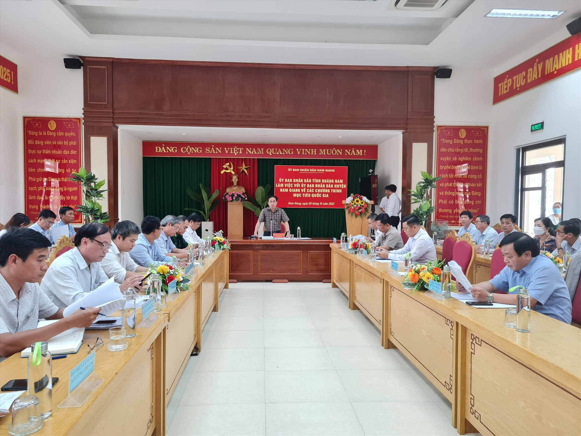 Phó Chủ tịch UBND tỉnh Trần Anh Tuấn chủ trì buổi làm việc với huyện Nam Giang. Ảnh: D.L