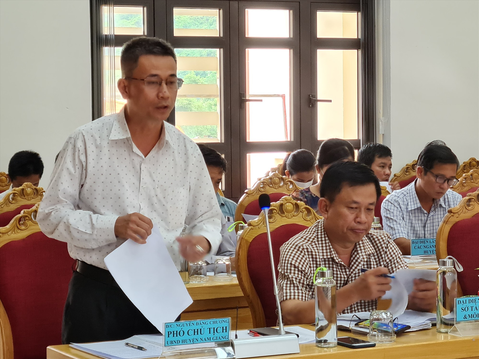 Đại diện UBND huyện Nam Giang báo cáo tiến độ thực hiện các chương trình mục tiêu quốc gia năm 2022. Ảnh: D.L