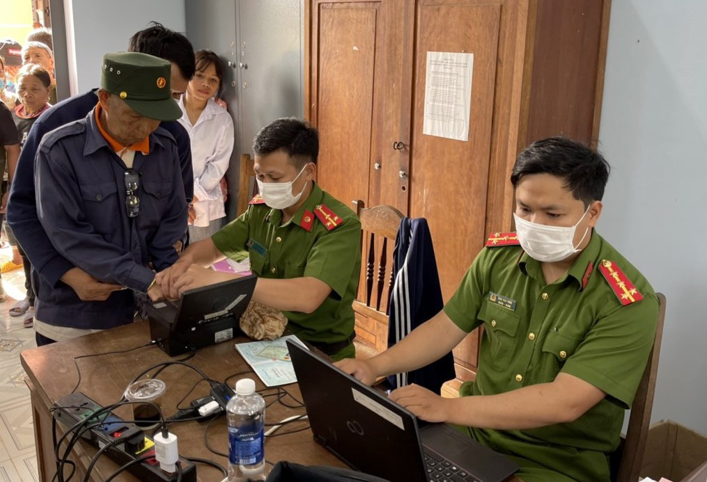 Công an huyện Tây Giang thực hiện thủ tục cấp tài khoản định danh điện tử cho công dân. Ảnh: H.Q