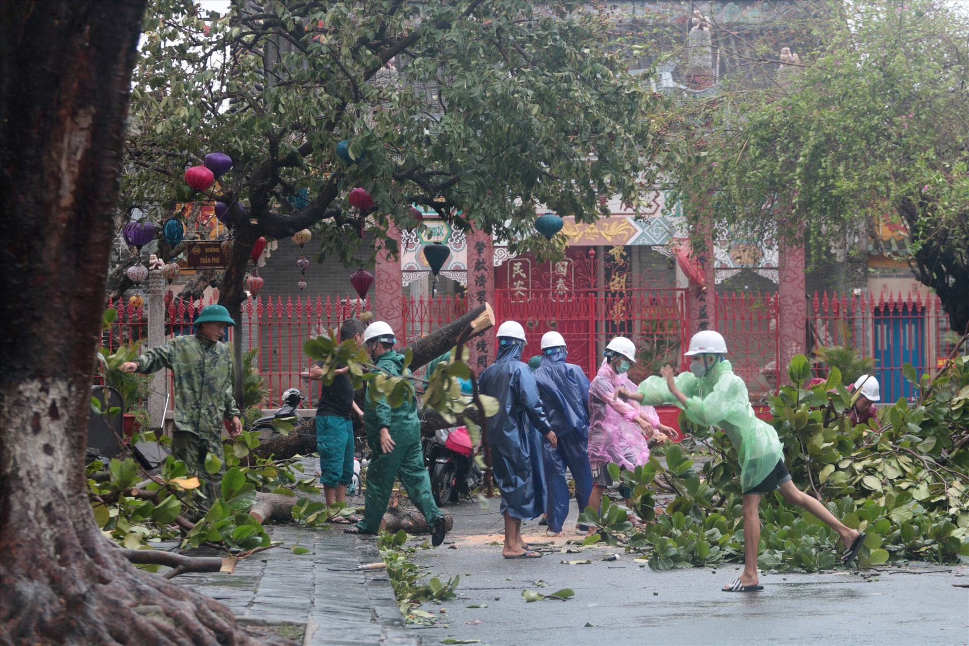 Công nhân môi trường bắt tay vào việc thu gom rác ngay sau cơn bão số 4. Ảnh: Q.L