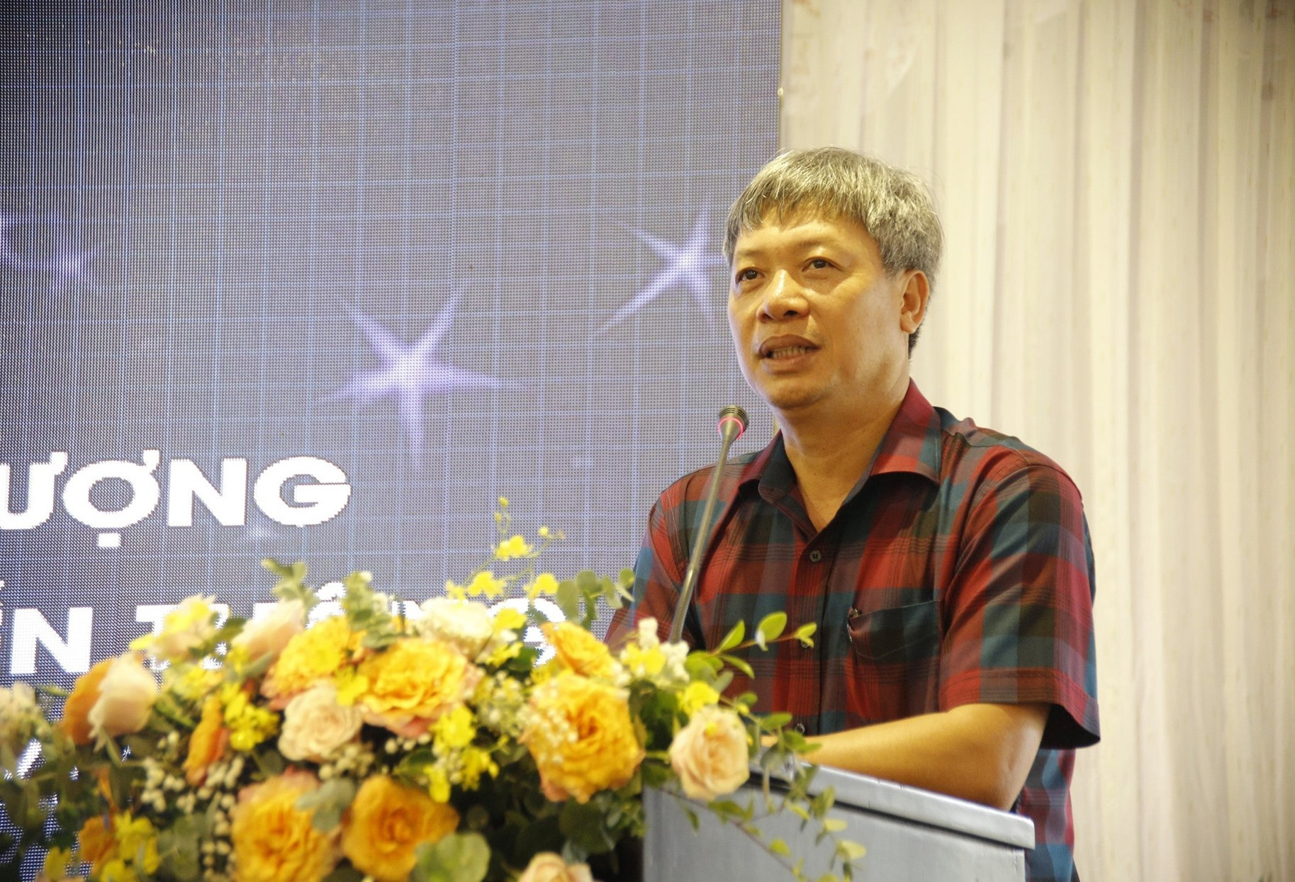 Phó Chủ tịch UBND tỉnh Hồ Quang Bửu phát biểu tại hội nghị. Ảnh: H.S