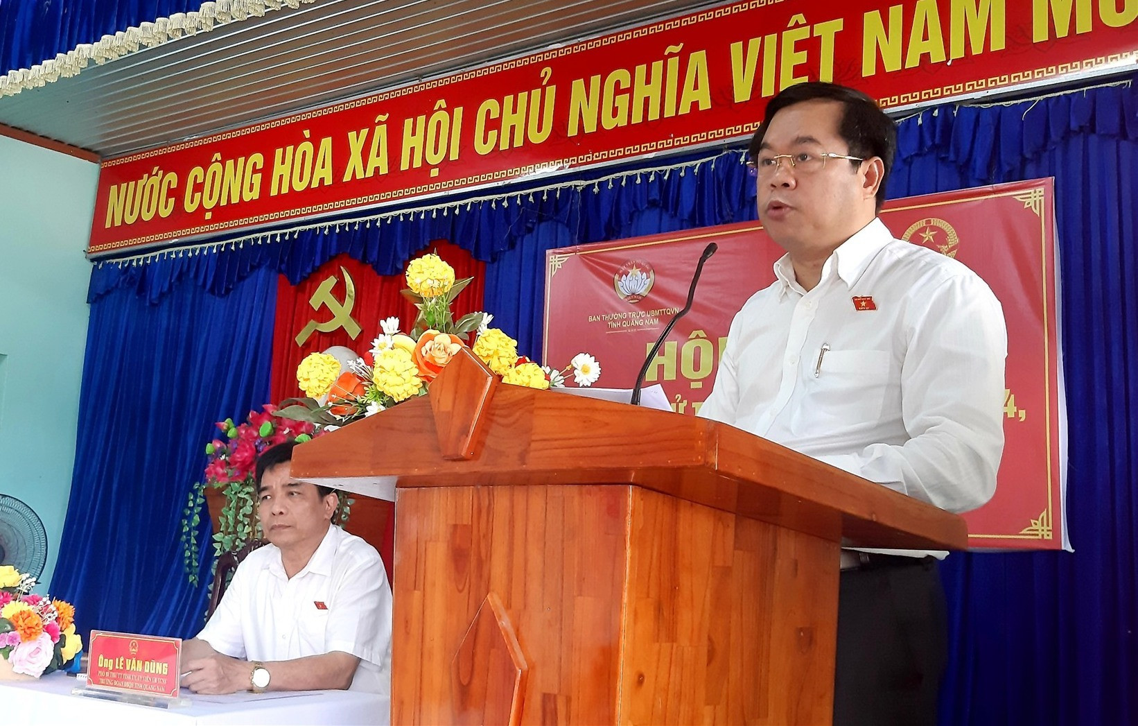 ĐBQH Vương Quốc Thắng báo cáo với cử tri Quế Sơn về những thành quả trong phát triển kinh tế - xã hội 9 tháng đầu năm 2022. Ảnh: VĂN SỰ