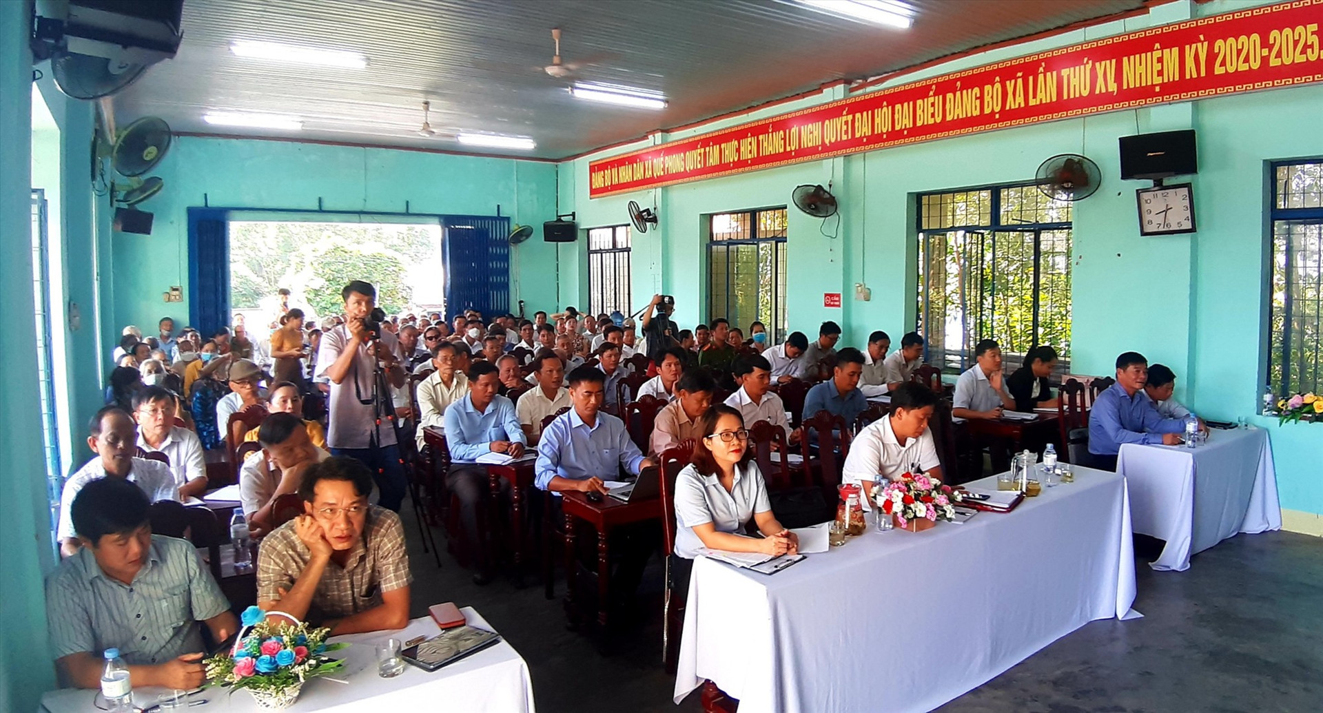 Đông đảo cử tri Quế Sơn tham gia cuộc tiếp xúc với các ĐBQH đơn vị tỉnh Quảng Nam. Ảnh: VĂN SỰ