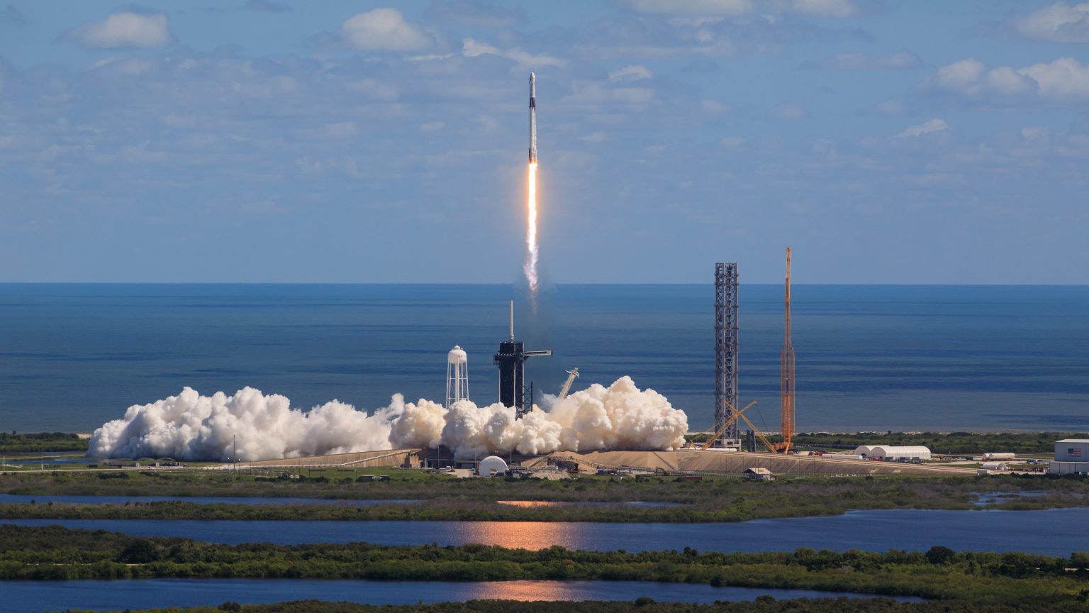 Tên lửa Falcon 9 của SpaceX và tàu vũ trụ Dragon, được đặt tên là Endurance, cất cánh từ bệ phóng 39A tại Trung tâm Vũ trụ Kennedy ở Florida, Hoa Kỳ, cho sứ mệnh Phi hành đoàn 5 tới Trạm Vũ trụ Quốc tế, ngày 5-10-2022. Ảnh: NASA