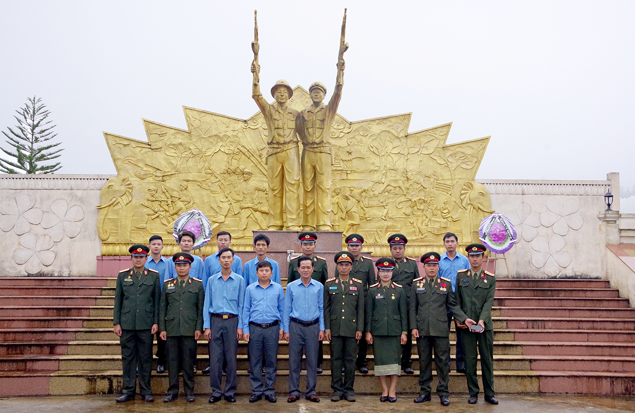Dâng hoa và chụp ảnh lưu niệm tại tượng đài Liên minh chiến đấu Lào - Việt Nam.