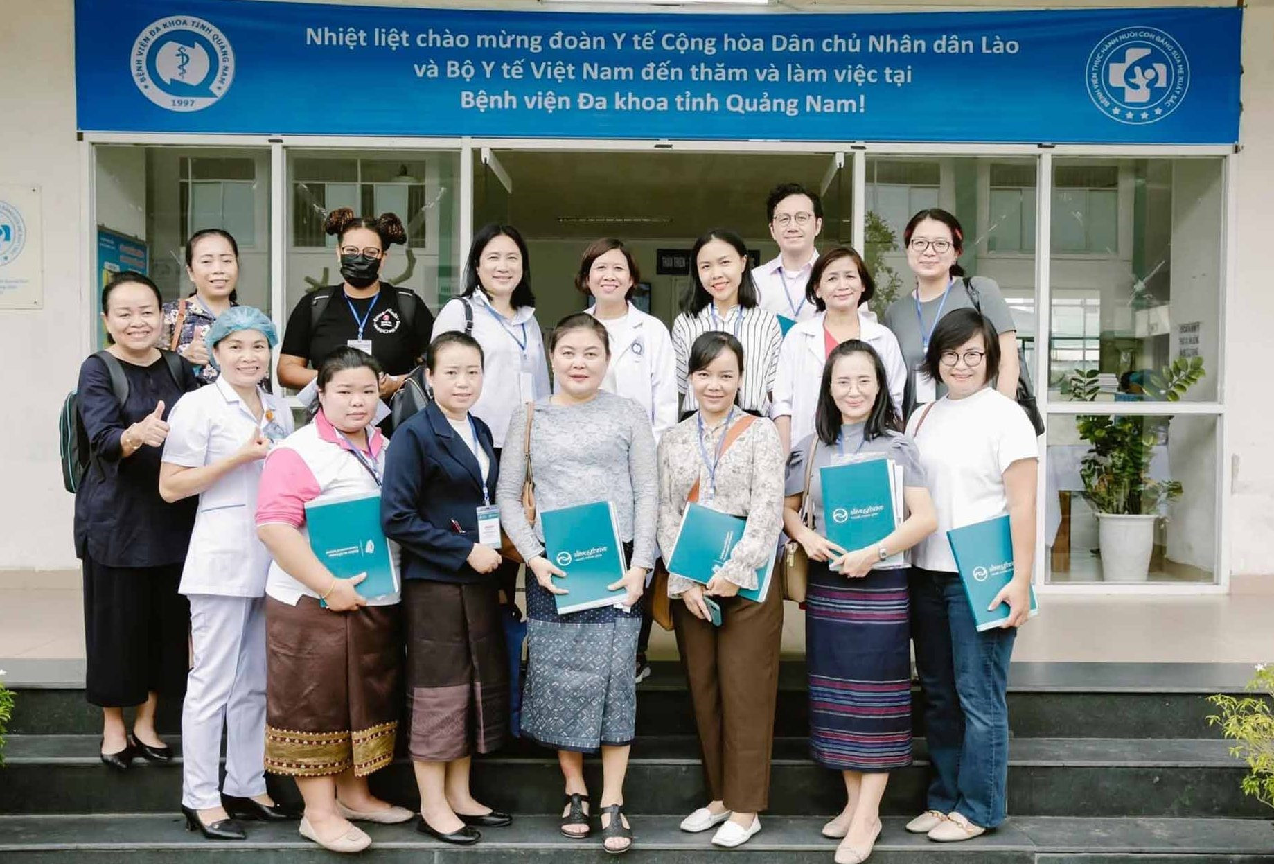 Đoàn đại biểu Y tế Lào và Tổ chức FHI360 thăm và làm việc tại Bệnh viện Đa khoa Quảng Nam. Ảnh: KPS