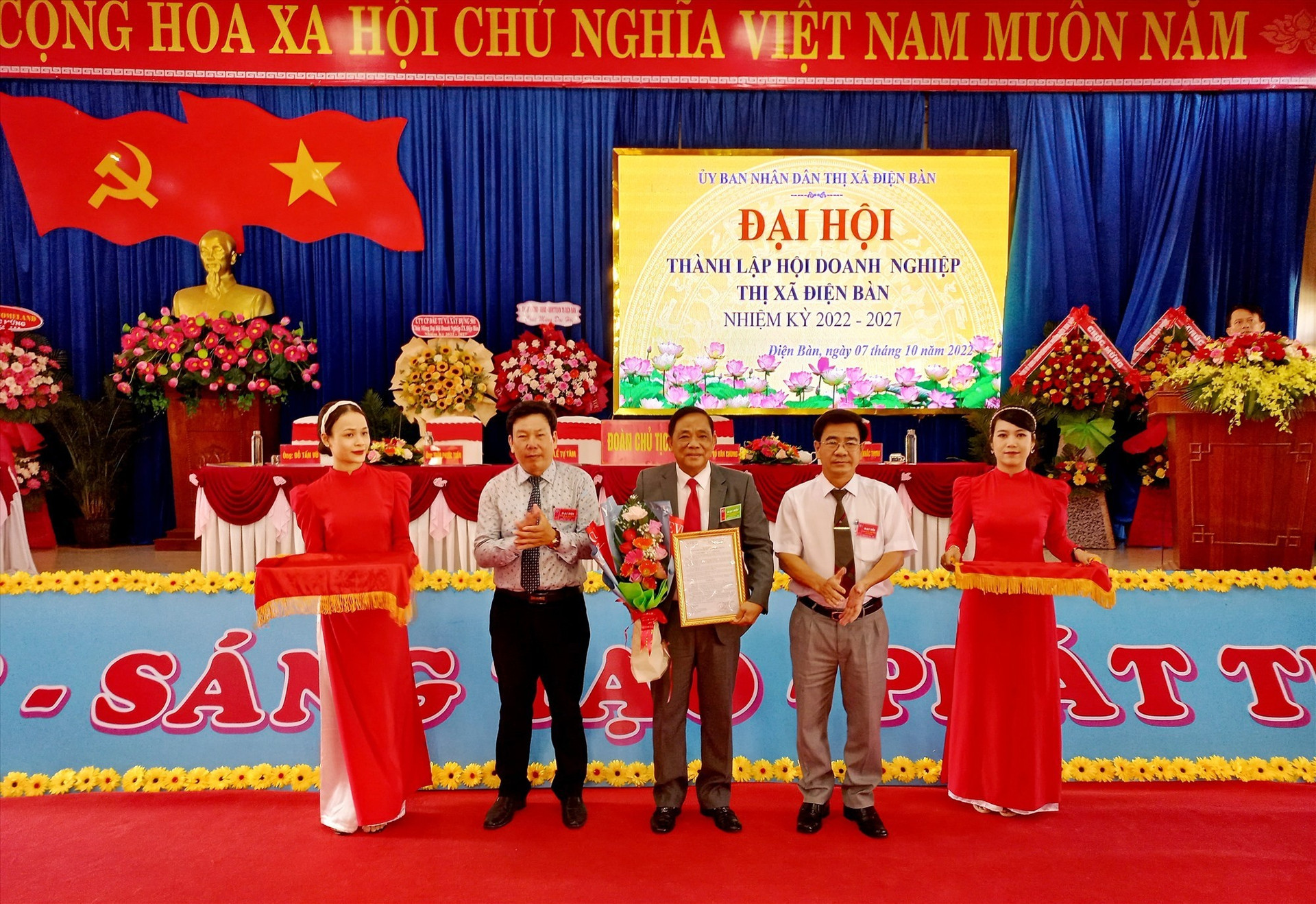 Bí thư Thị ủy Điện Bàn - ông Phan Minh Dũng (thứ 2 từ phải sang) và ông Trần Úc trao quyết định thành lập Hội DN thị xã Điện Bàn. Ảnh: CT