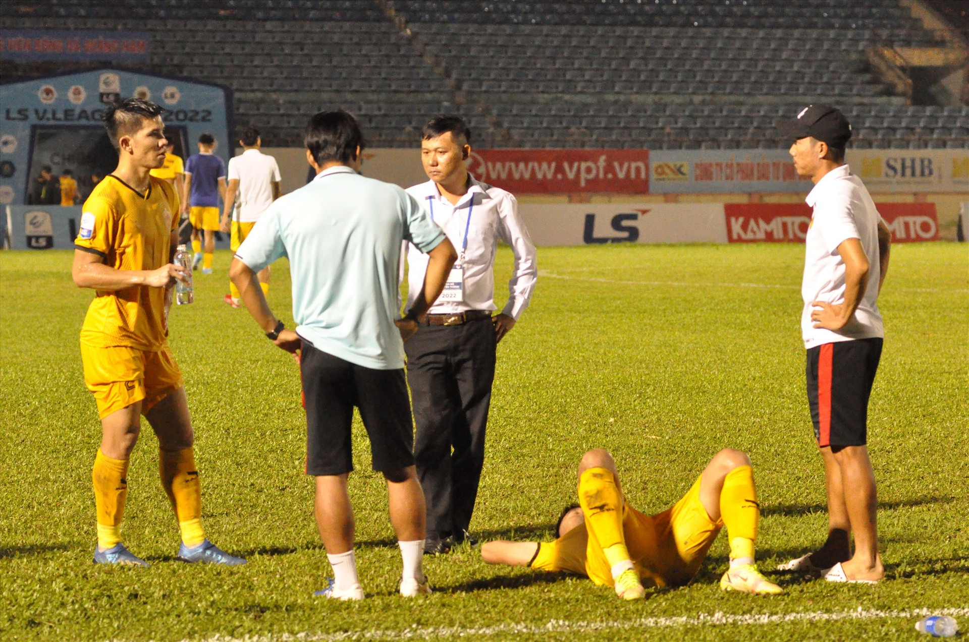 Nỗi thất vọng của đội trưởng Hà Minh Tuấn và Ngân Văn Đại sau trận đấu. Ảnh: T.V