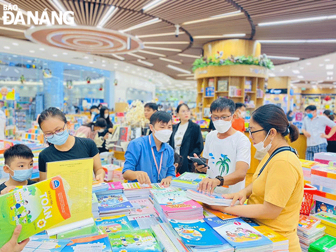 Có được ngày càng nhiều sách báo mang lại cho người đọc các giá trị về chân - thiện - mỹ mới là mục tiêu cốt lõi của việc nuôi dưỡng văn hóa đọc, bất kể sách báo ấy được phát hành theo phương thức nào. (Ảnh chụp tại Nhà sách Fahasa, tháng 9-2022) Ảnh: T.Y