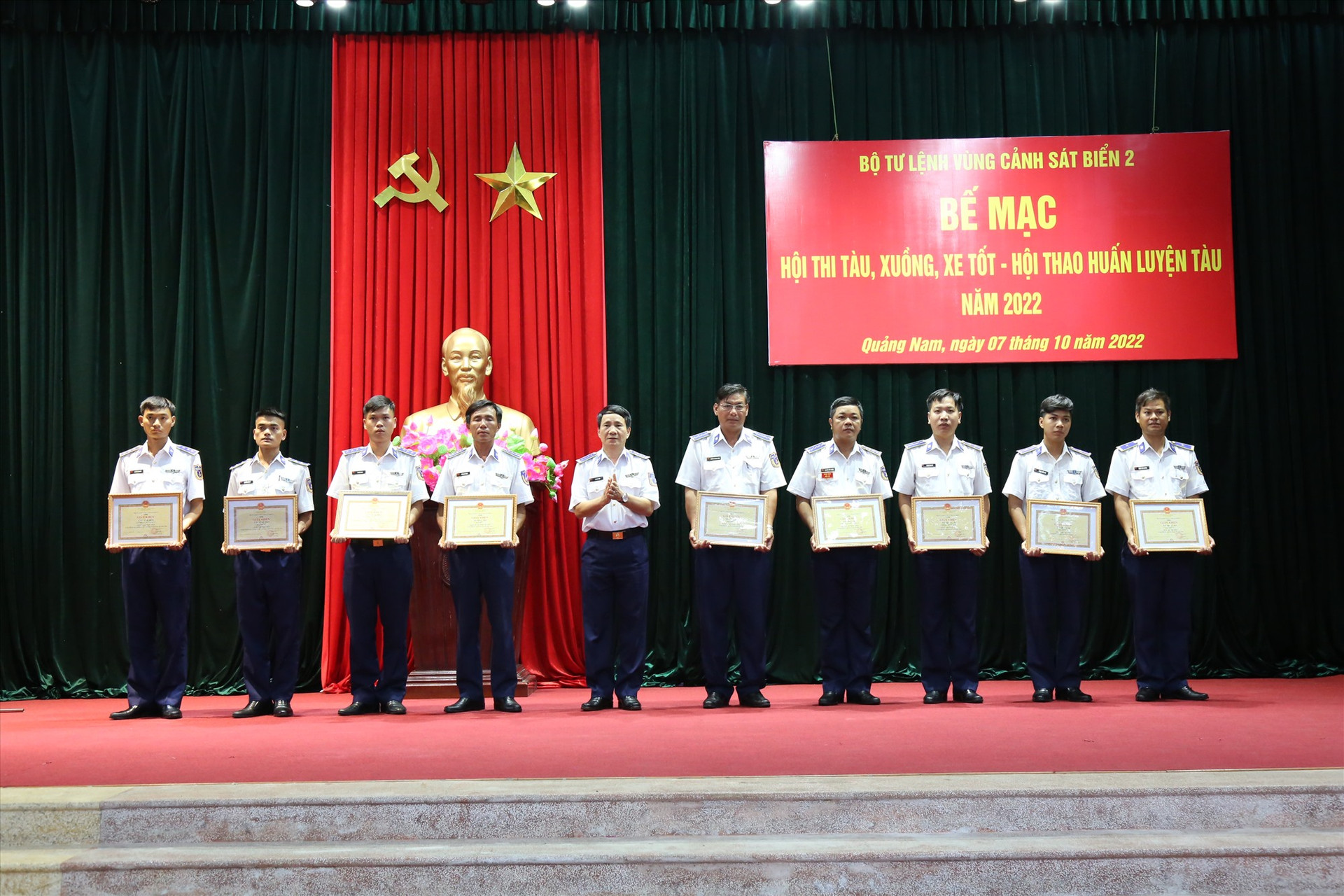 Đại tá Lê Huy Sinh, Chính uỷ Vùng CSB 2 trao giải cho các tập thể, cá nhân đạt giải trong hội thi - hội thao. Ảnh: P.V