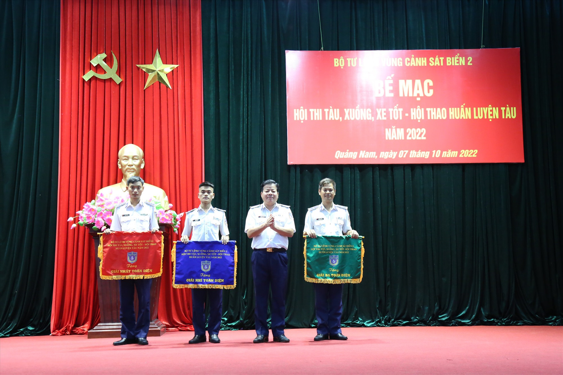 Đại tá Trần Quang Tuấn, Tư lệnh Vùng Cảnh sát biển 2 trao cờ cho các tàu đạt giải cao trong hội thi - hội thao. Ảnh: P.V