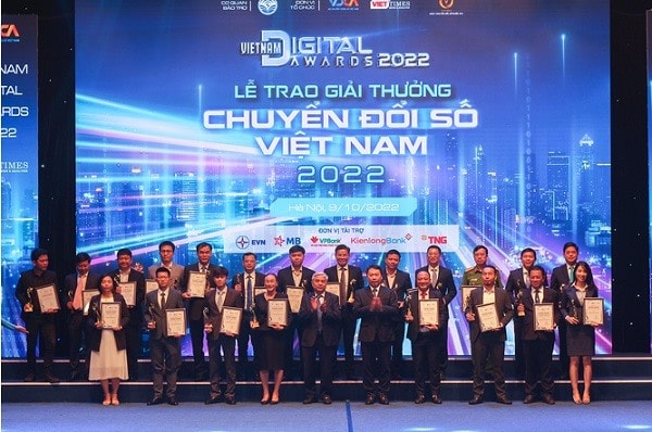 Đại diện các đơn vị, doanh nghiệp nhận giải thưởng từ Ban Tổ chức.